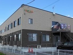 明るい外観の建物