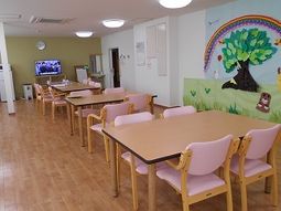 カラフルな壁画の食堂