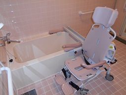 バリアフリーの配慮された浴室