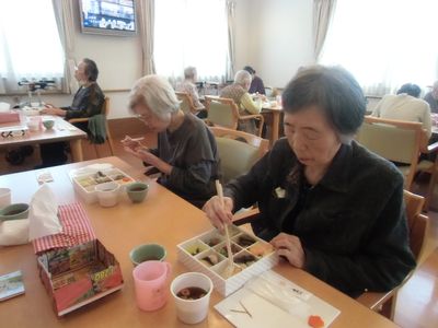 和やかな雰囲気の食堂で働く