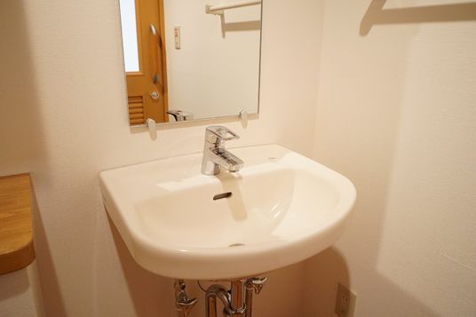 清潔な洗面台のある部屋