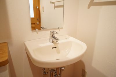 清潔な洗面台のある部屋