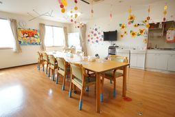 カラフルな飾りの食堂