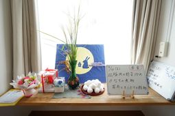 窓辺のお祝い飾り