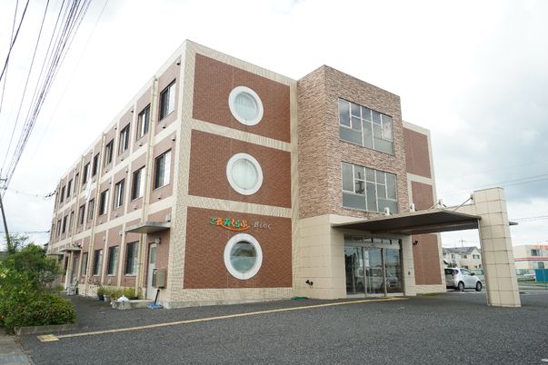 働きやすそうな建物の外観