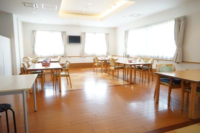 広々とした食堂の風景