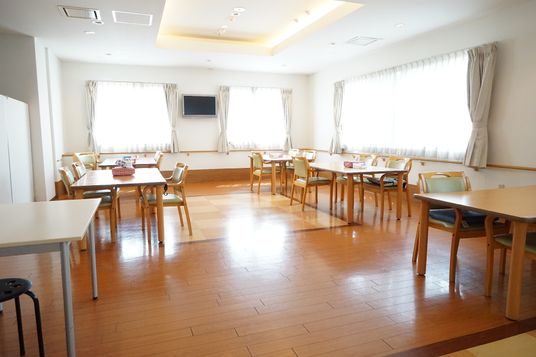 広々とした食堂の風景