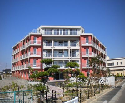 赤い建物の外観