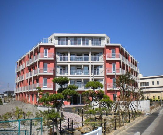 赤い建物の外観
