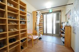 玄関にある靴箱と椅子