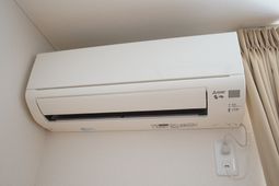 壁掛け型エアコンのクローズアップ