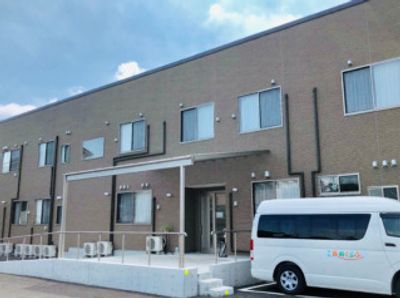 職員用送迎車のある外観