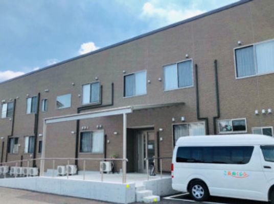 職員用送迎車のある外観
