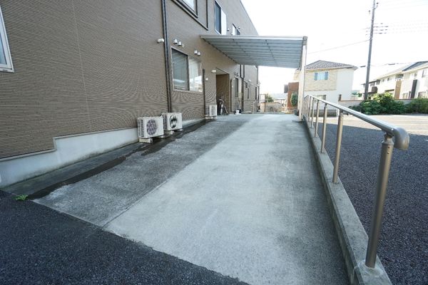 玄関アプローチの風景