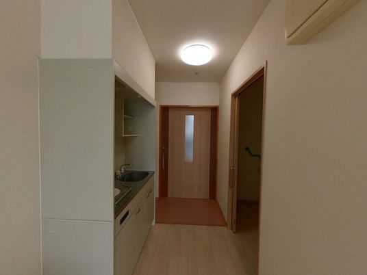 個室の入り口とキッチン