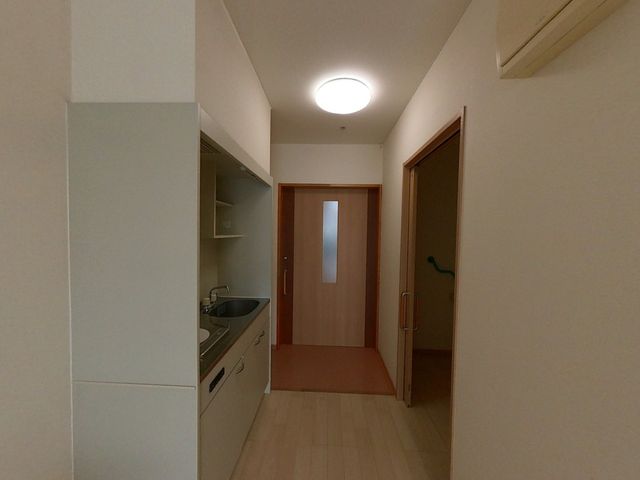 個室の入り口とキッチン 居室 ゆったりとした個室の入り口です。小さなキッチンが隣接しており、日々の暮らしに便利です。