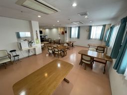 広々とした明るい食堂