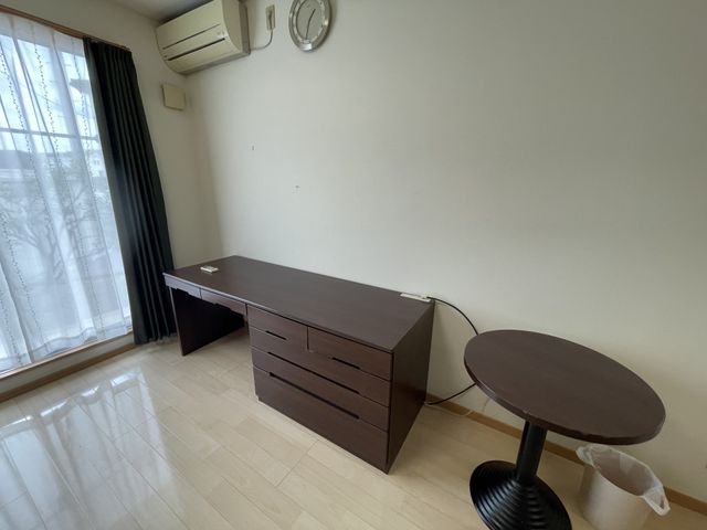 快適な居室 居室 明るい窓と広々としたデスクが特徴の部屋です。ご自身の時間を大切に過ごせる環境が整っています。