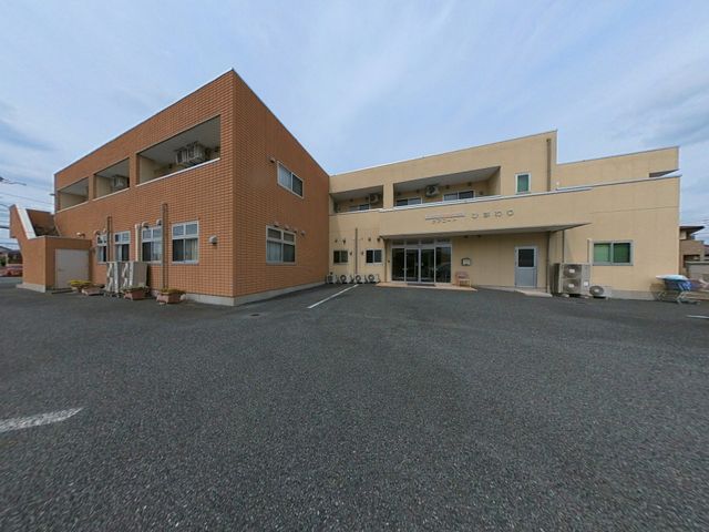 明るい外観の建物 外観 ゆとりのある駐車スペースを持つ、温かみのある建物です。設備や環境について、ぜひ一度見学にいらしてください。
