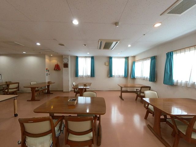 ゆったりとした食堂 食堂 明るく開放的な空間の食堂。窓から自然光が差し込み、心地よい食事のひと時を提供しています。