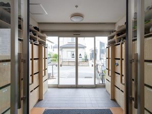 出入口からの明るい眺め