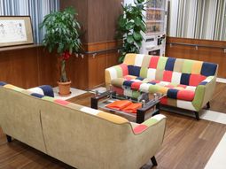 カラフルなソファのある空間