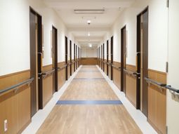 清潔感ある廊下の光景
