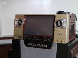 カラオケ機器が置かれた部屋