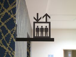 エレベーター案内のサイン