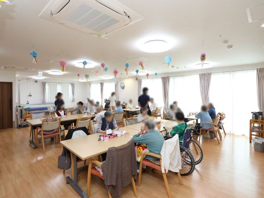 活気ある共用食堂の様子