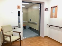 エレベーター前の廊下