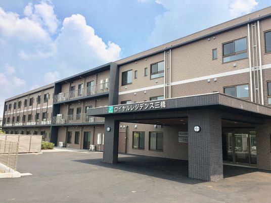 明るく開放的なエントランス外観