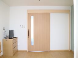 シンプルな居室のドア