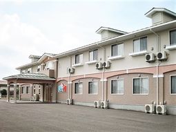 ゆったりとした外観の建物