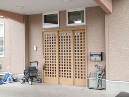 木製格子デザインのエントランス