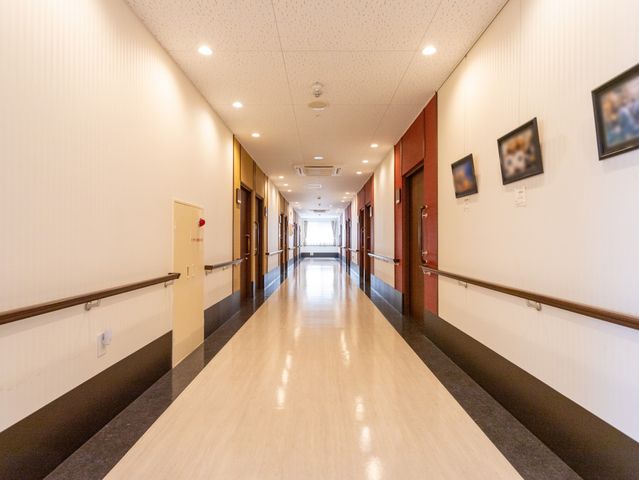 長い廊下 廊下 自然光が差し込む長い廊下は、移動がしやすく快適に利用できます。手すりも設置されていますので、安全に歩行をサポートします。