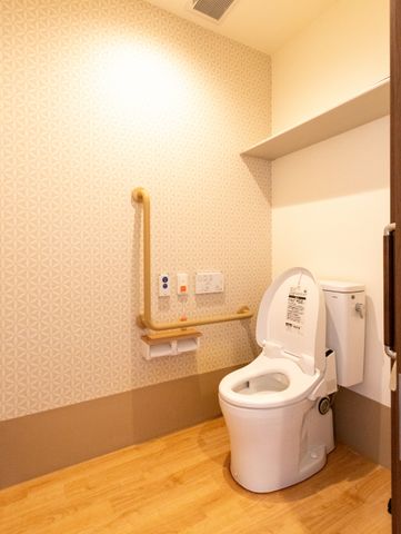 使いやすいトイレ トイレ 安全に配慮した手すり付きのトイレです。明るい色調で清潔感が保たれています。