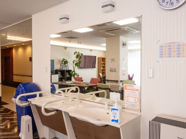 使いやすい洗面台内観 洗面台 広々とした洗面台で、快適な身支度ができます。明るいスペースで清潔感があります。