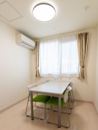 窓際の小さな部屋