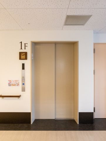 空間のエレベーター エレベーター 広々としたエレベーターは、移動を楽にし、スタッフの作業効率を高めます。