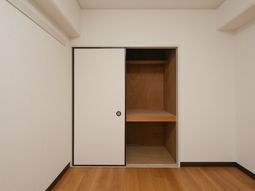 白い壁と木製のクローゼット