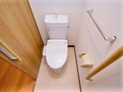 手すり完備のトイレ設備