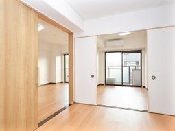 明るい居室のドア開口部
