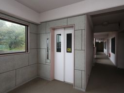 廊下と非常口の案内
