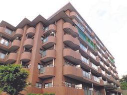 多階層の建物の外観