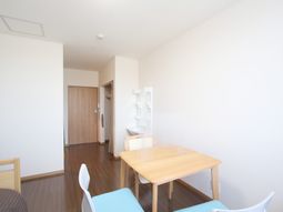 広々とした明るい居室