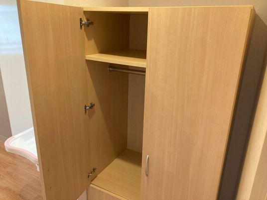 木製の開いたクローゼット