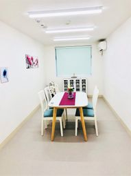 白い壁とダイニングテーブル