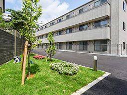 清潔な建物と緑の庭