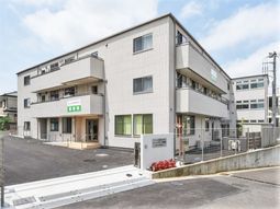 白壁の建物の外観